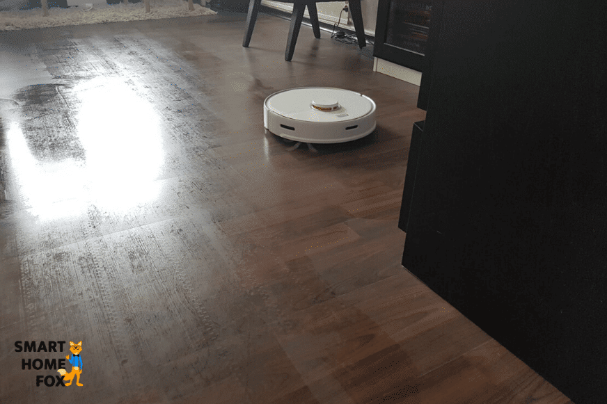 Ein saug-Wisch-Roboter saugt und wischt den Boden gleichzeitig